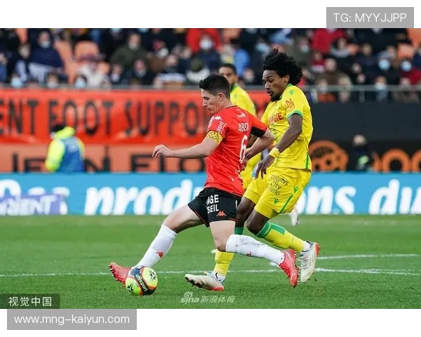 雨战中进行的洛里昂对阵南特比赛，场地条件影响双方技术发挥